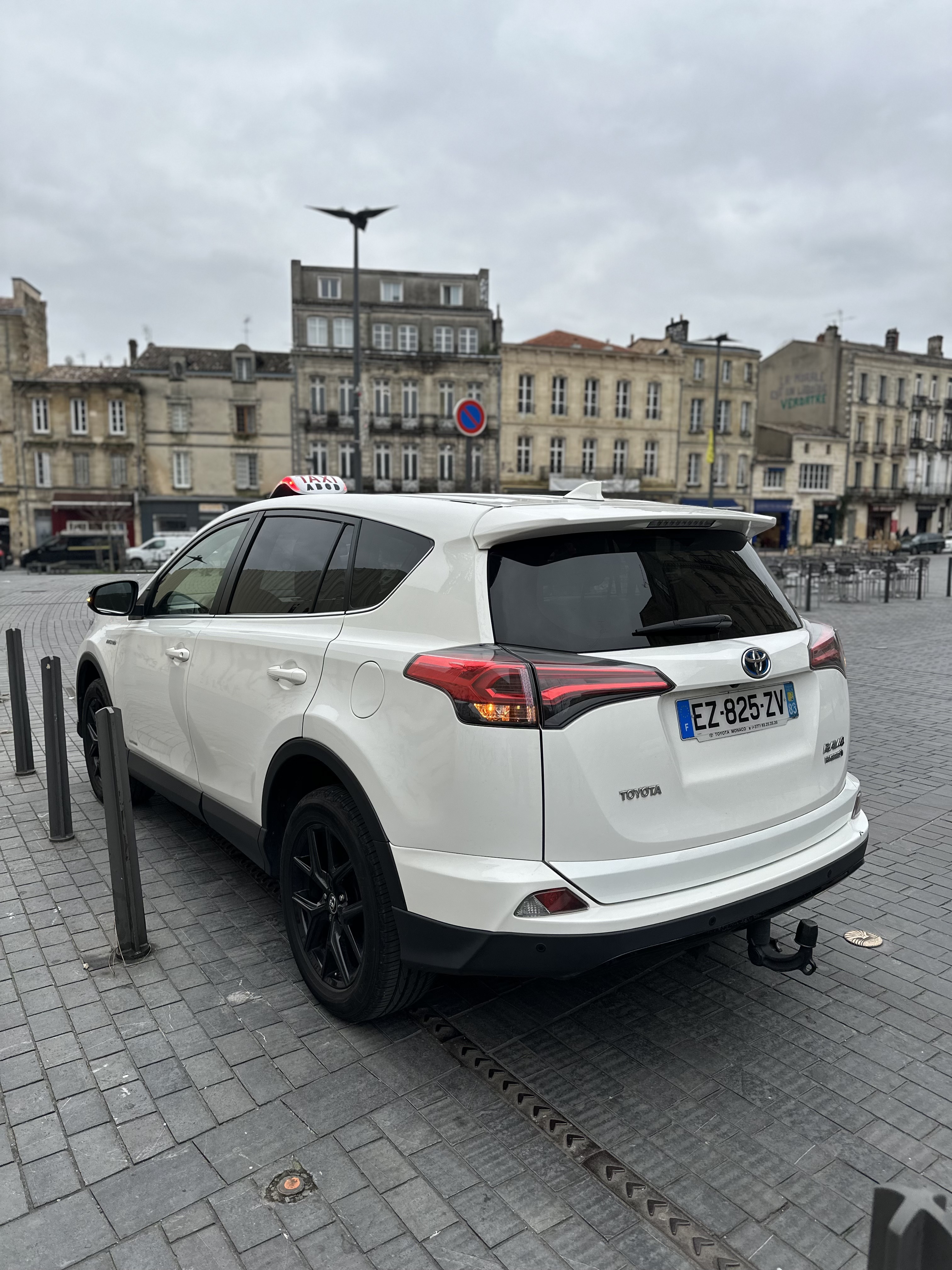 Toyota rav4 avec lumineux de taxi sur le toit