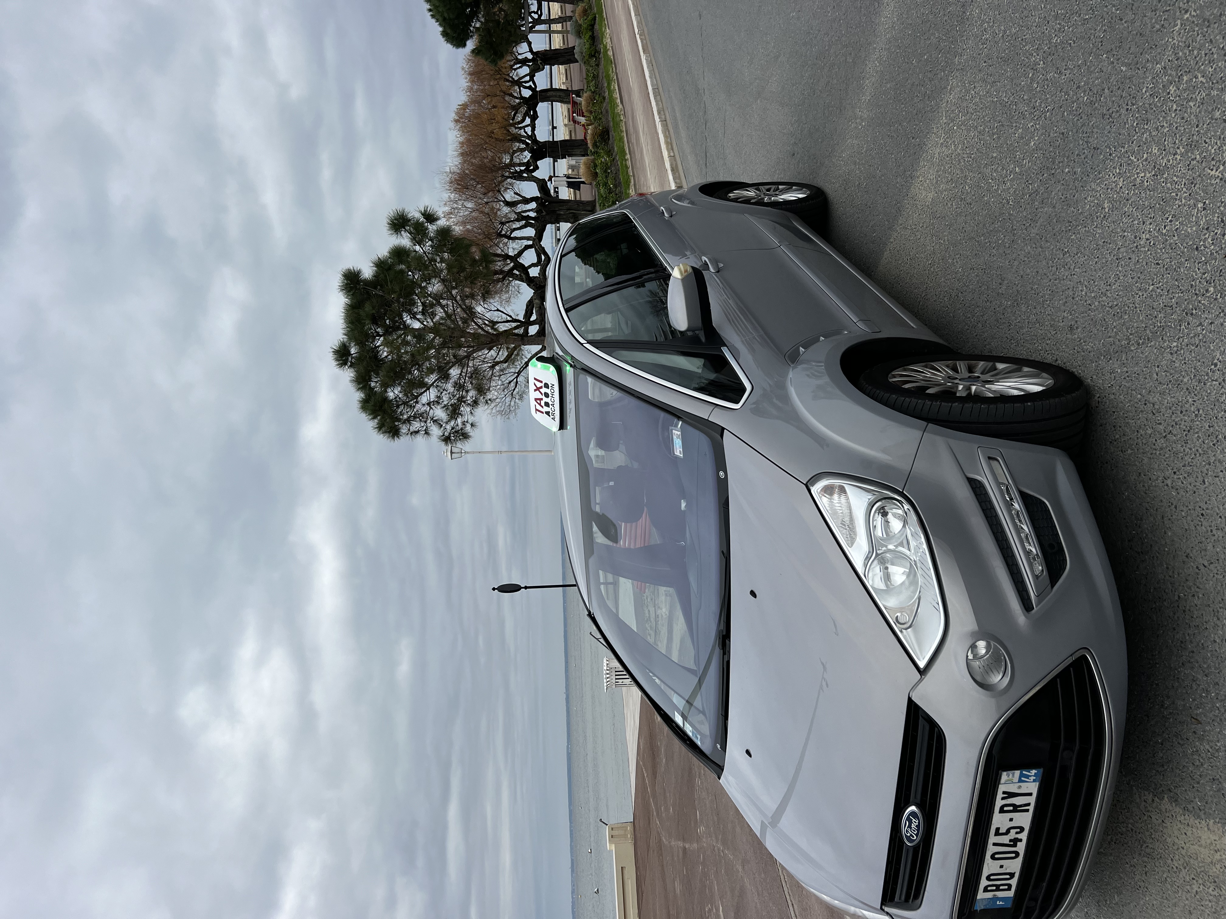 Photo d'un ford S-max avec lumineux de taxi sur le toit